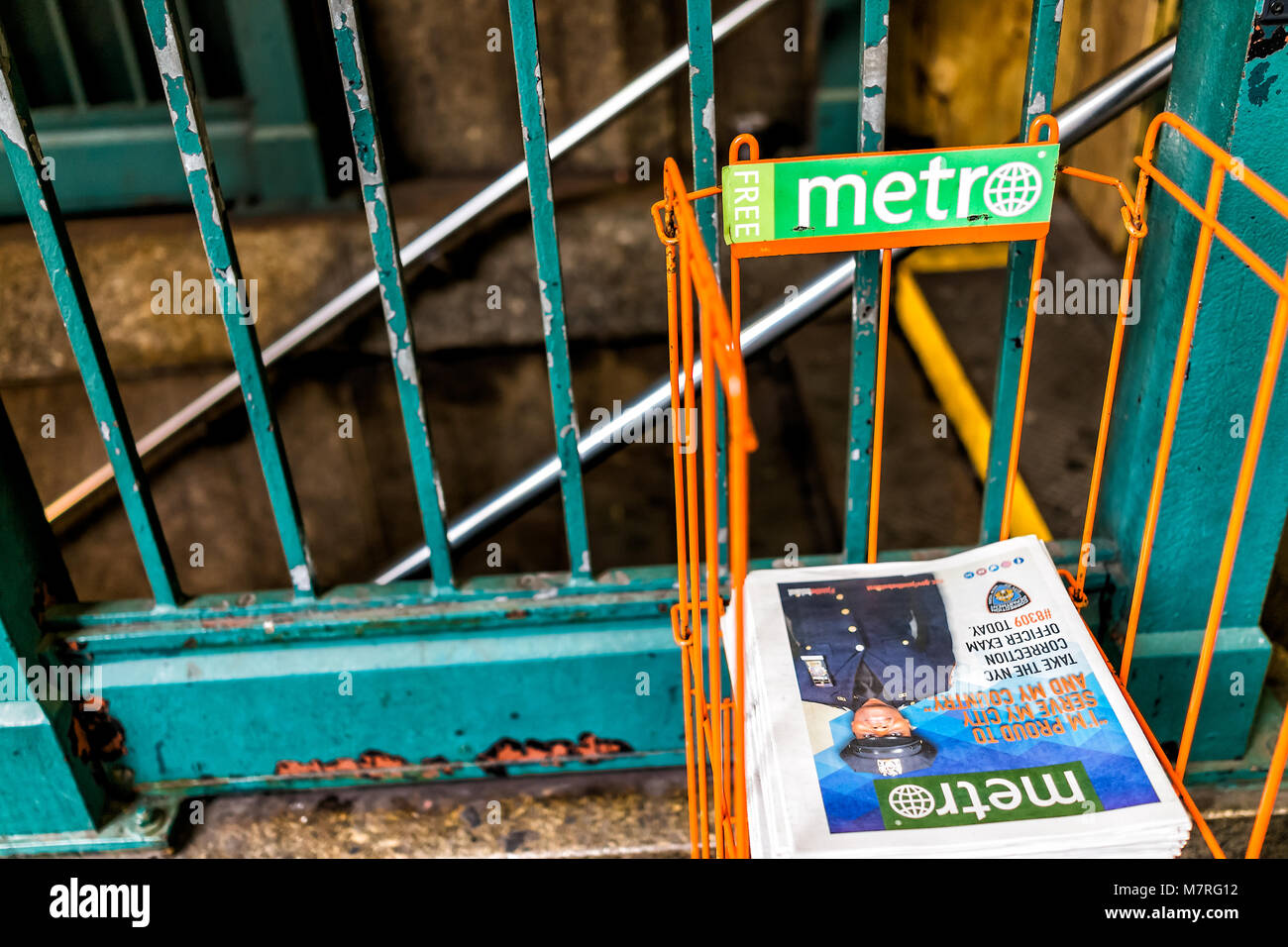 La ville de New York, USA - 30 octobre 2017 : Broadway St par métro métro Wall Street sortie Entrée libre avec journal magazine dans NYC Manhattan financi inférieur Banque D'Images