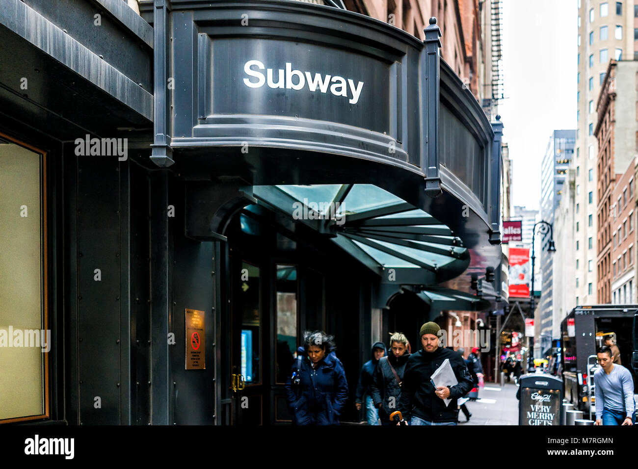 La ville de New York, USA - 30 octobre 2017 : Fulton Street NYC Subway Station au centre-ville d'entrée extérieure sign in Manhattan de Broadway St Banque D'Images