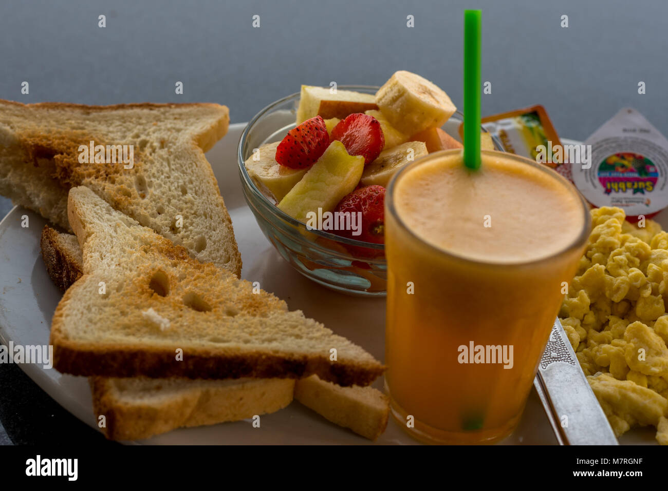 Matin Petit Dejeuner D Oeufs Brouilles Sur Une Plage Photo Stock