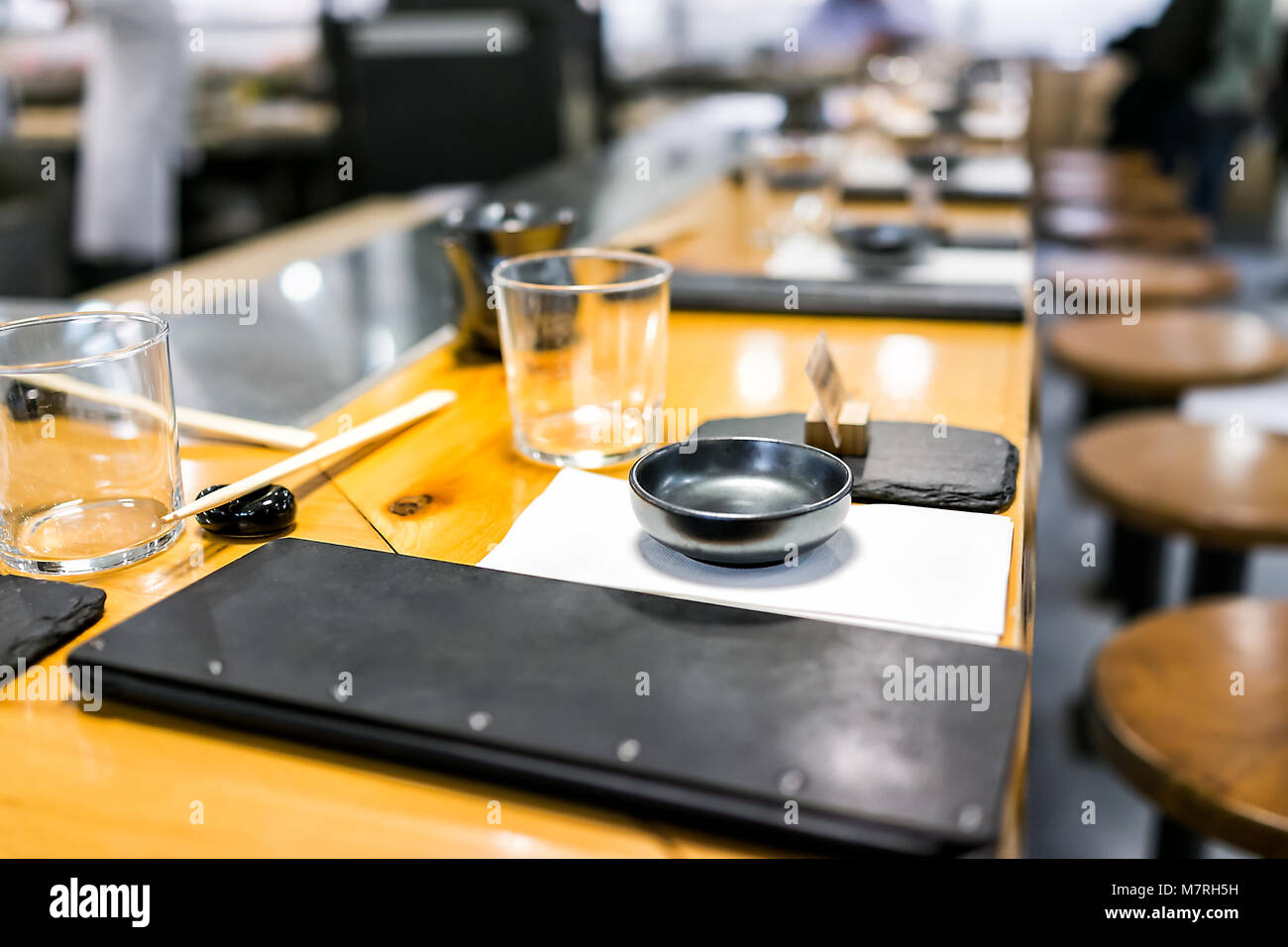 Restaurant japonais dans un style traditionnel, intérieur en bois asiatique  sushi bar, menu, bol, verre, serviette vide réglage gros plan personne  Photo Stock - Alamy