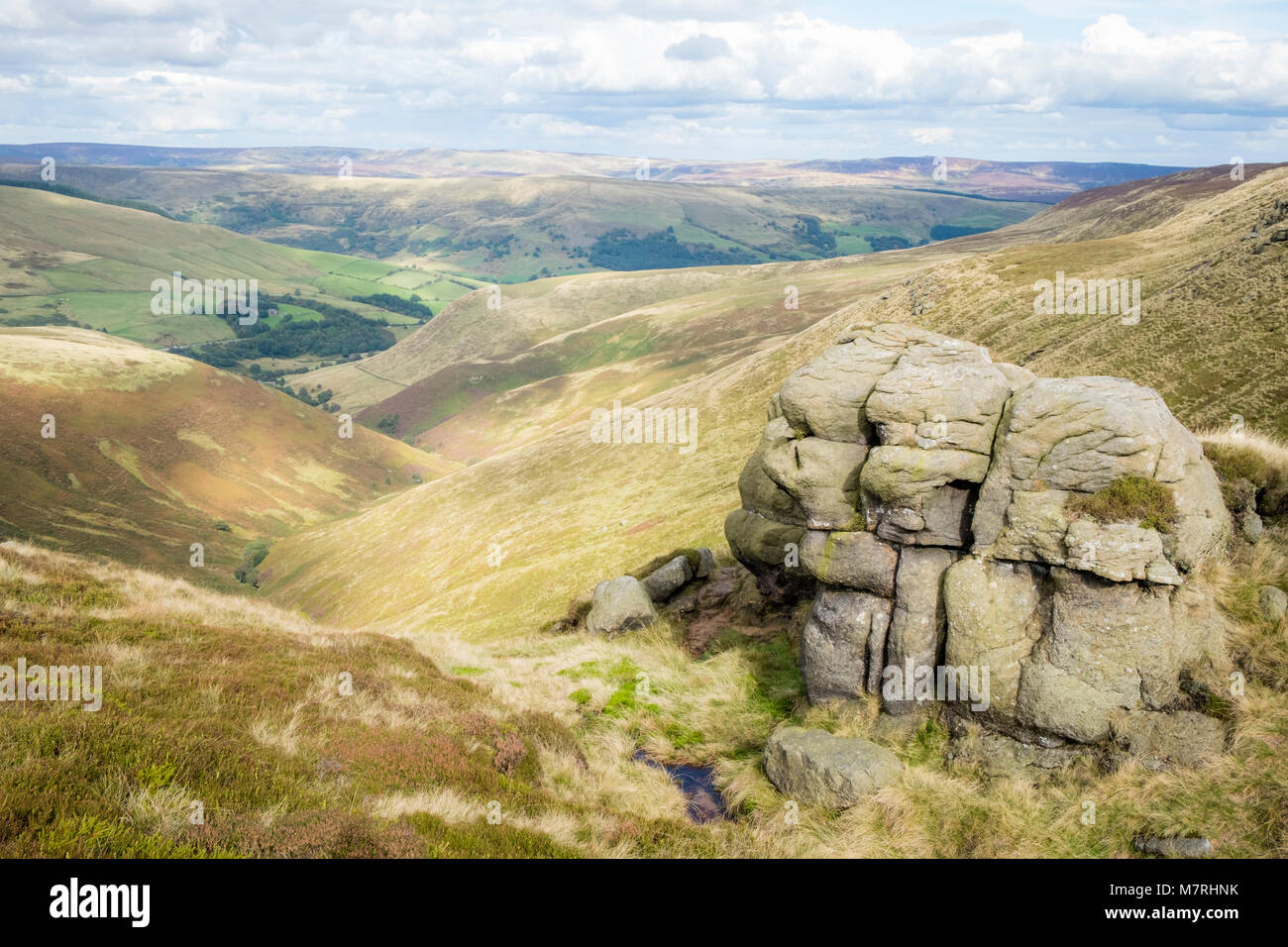 Vue sur le pic noir. Les roches sur le bord Blackden pierre meulière à l'échelle Blackden Moor, côté nord de Kinder Scout, Derbyshire, Peak District, England, UK Banque D'Images
