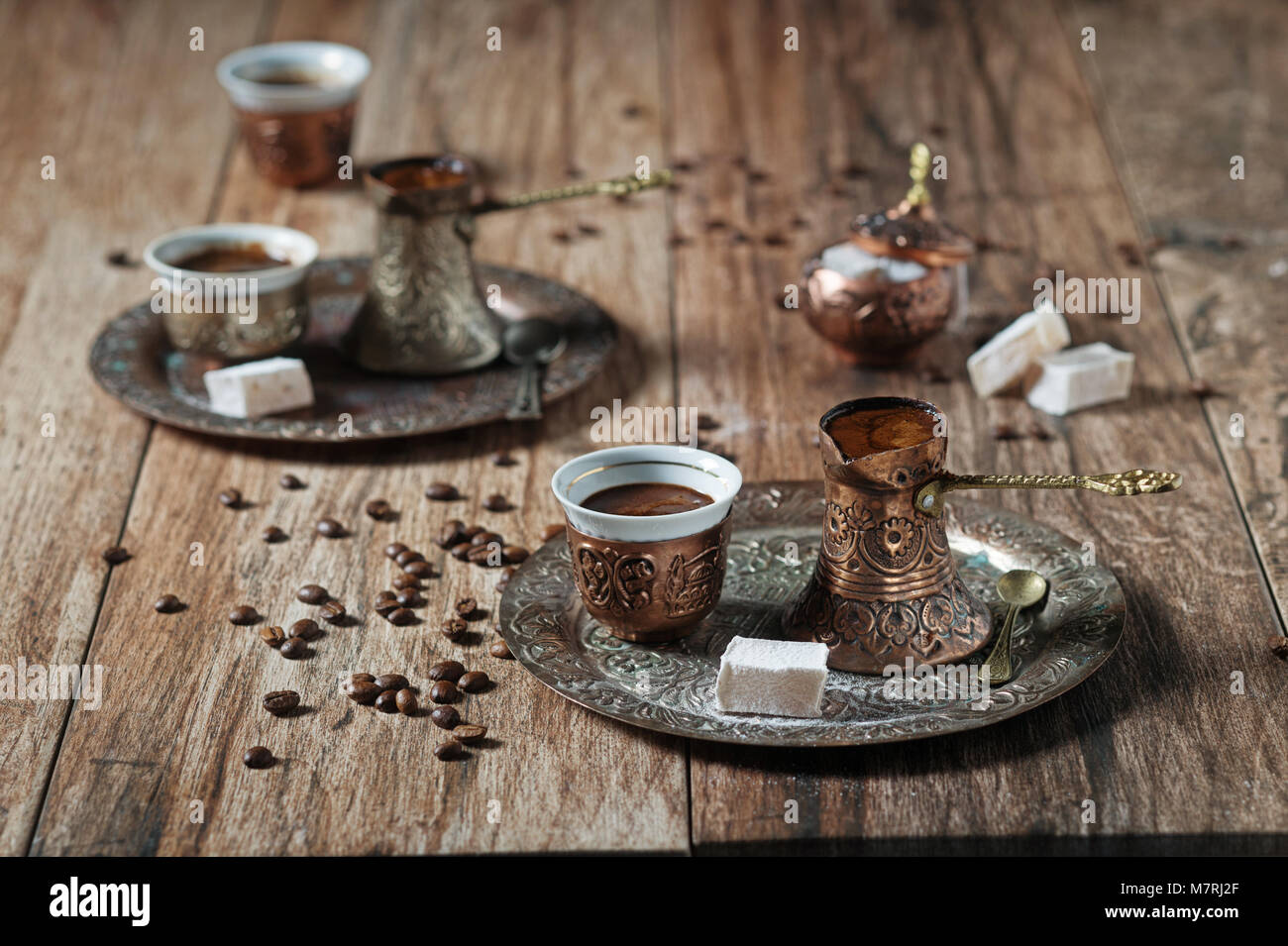 Oriental/bosniaque/le café turc servi en plaqué cuivre pot avec Loukoum. Banque D'Images