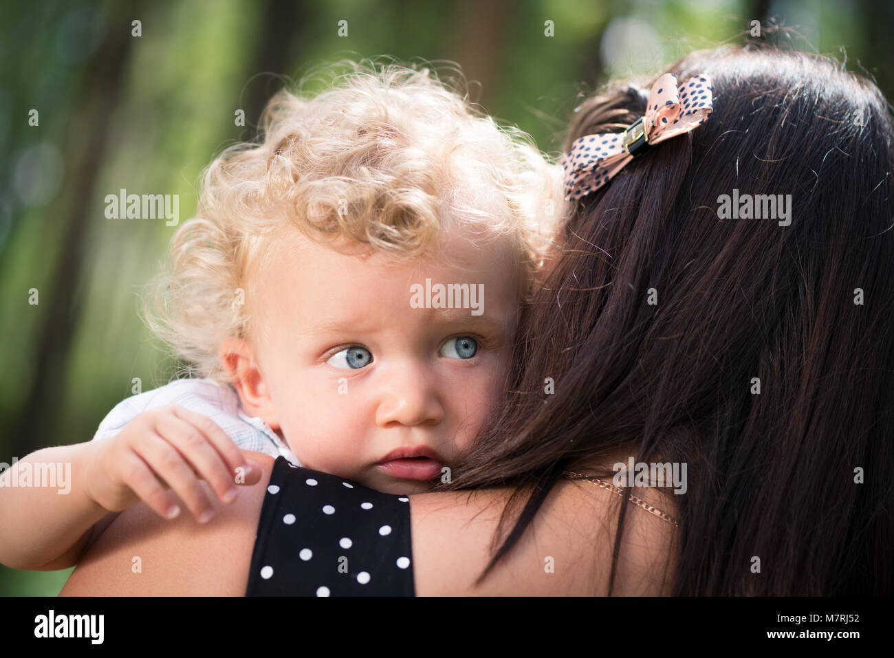 Female child dark blonde shoulder Banque de photographies et d'images à  haute résolution - Alamy