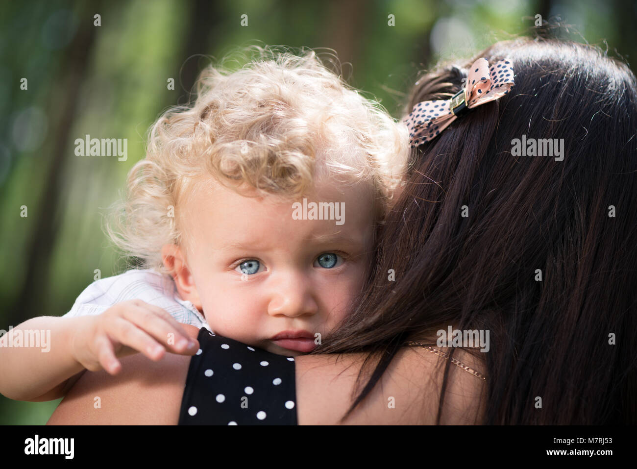 1 Ans Garcon Blond Bebe Tenu Par Sa Mere Brune Photo Stock Alamy 1 Ans Garcon Blond Bebe Tenu Par Sa Mere Brune Photo Stock Alamy