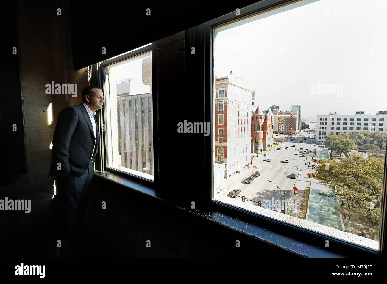 Taoiseach Leo Varadkar regarde par la fenêtre du 7e étage de l'édifice administratif du comté de Dallas Dealey Plaza, dans le centre-ville de Dallas, un étage au-dessus du point de vue de l'assassinat de John F. Kennedy le 22 novembre 1963, connu alors comme le Texas School Book Depository, dans le cadre de sa visite aux États-Unis. Banque D'Images