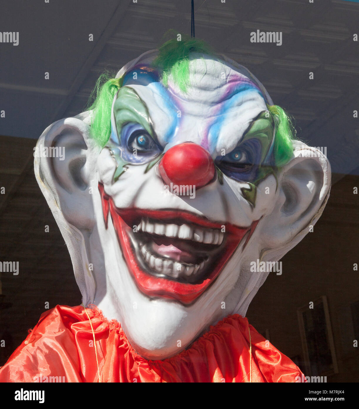 Masque Clown Horreur Dans Fenetre 17 Photo Stock Alamy