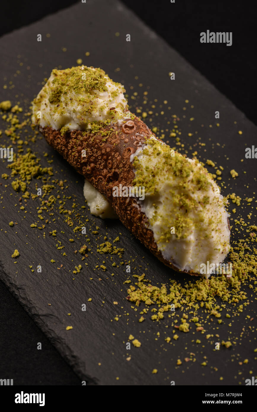 Cannolo à la ricotta de brebis et à la pistache de Bronte Banque D'Images