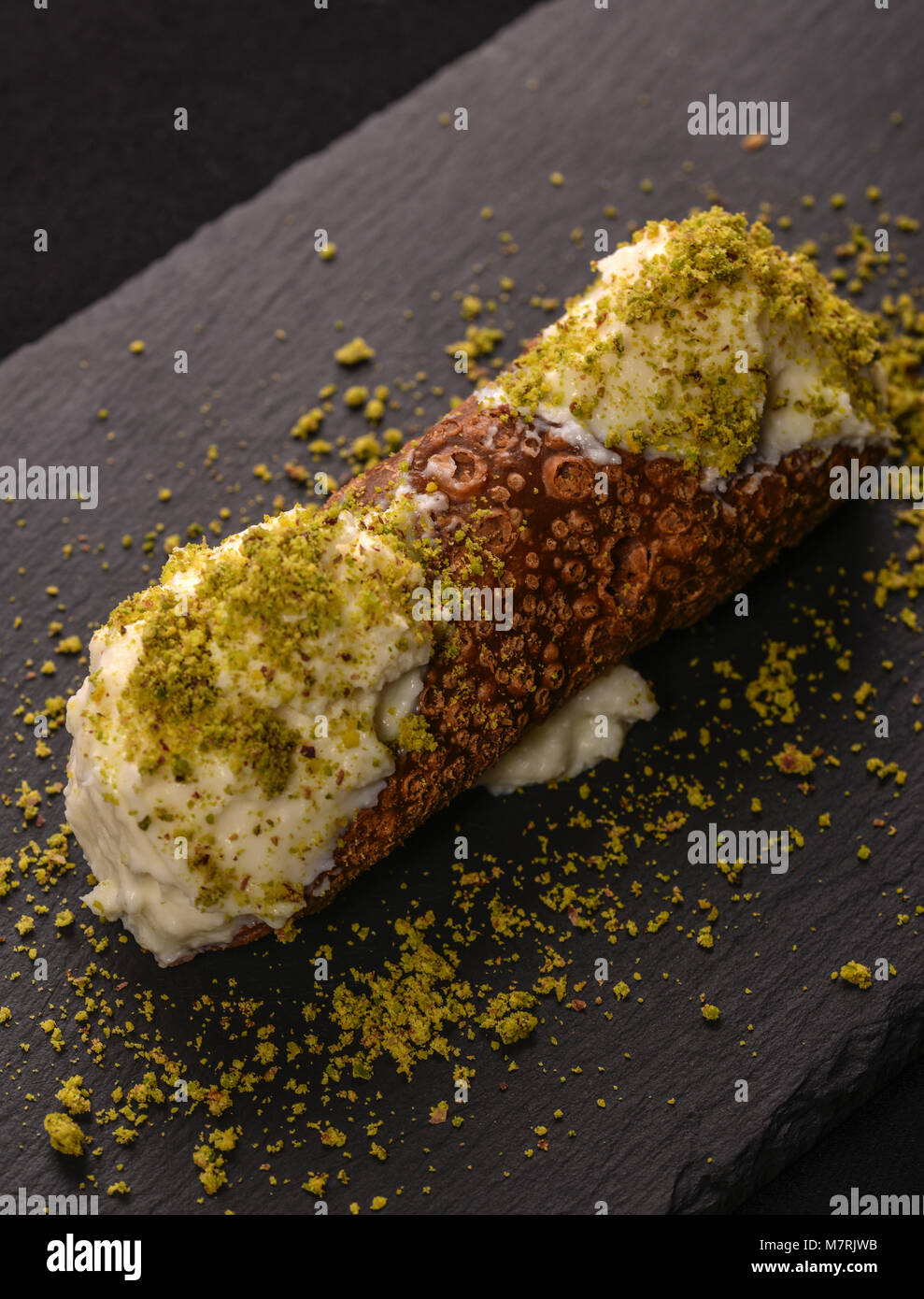 Cannolo à la ricotta de brebis et à la pistache de Bronte Banque D'Images