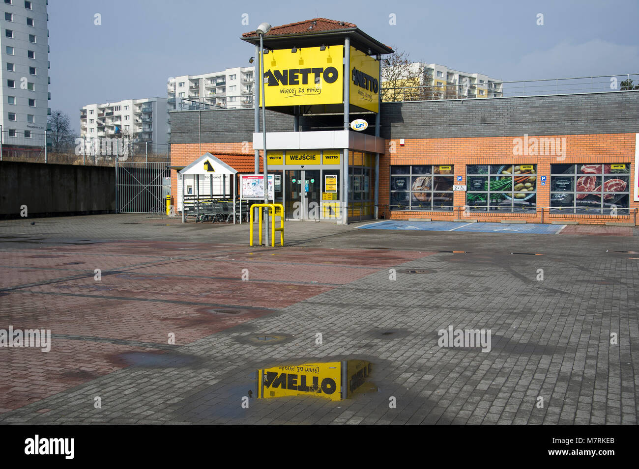 Parking vide de Netto supermarché dans le début de la restriction du droit à l'ouverture des magasins le dimanche en Pologne pour l'interdiction d'un commerce pour les grands supermarchés et retaile Banque D'Images