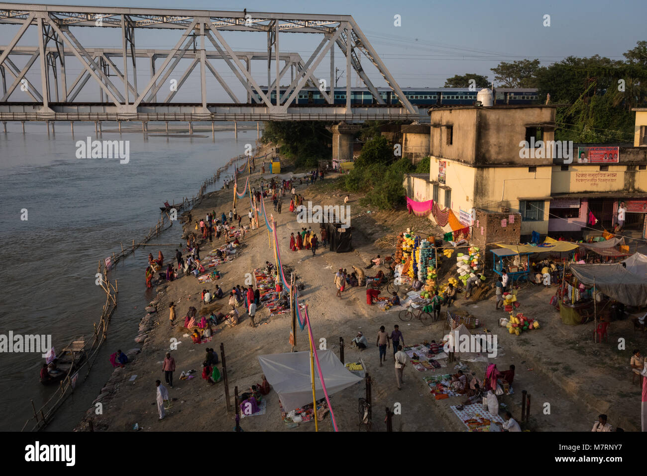 Un pont sur le fleuve Gandak au bord de Hajipur, Inde. Banque D'Images