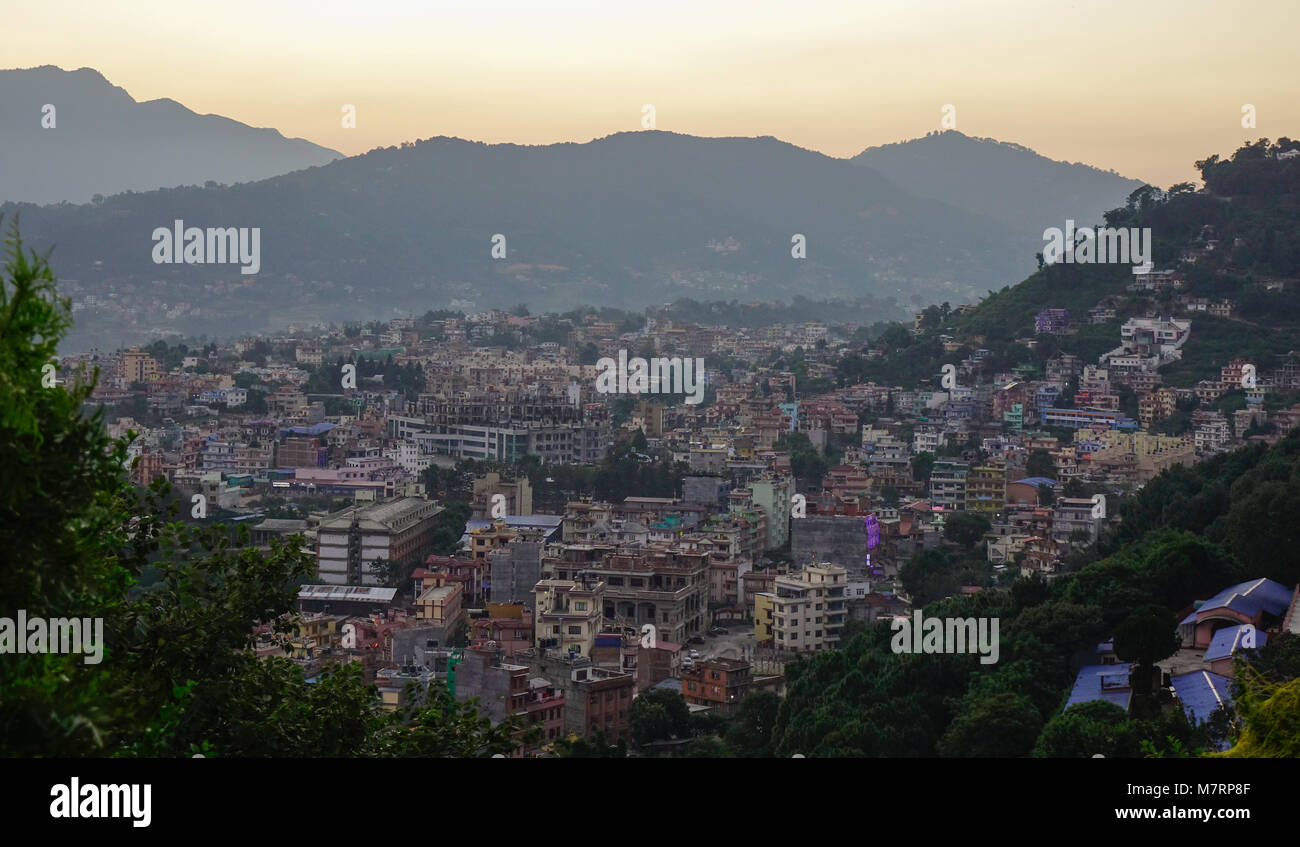 Vue aérienne de la vallée de Katmandou au Népal, au coucher du soleil. Banque D'Images