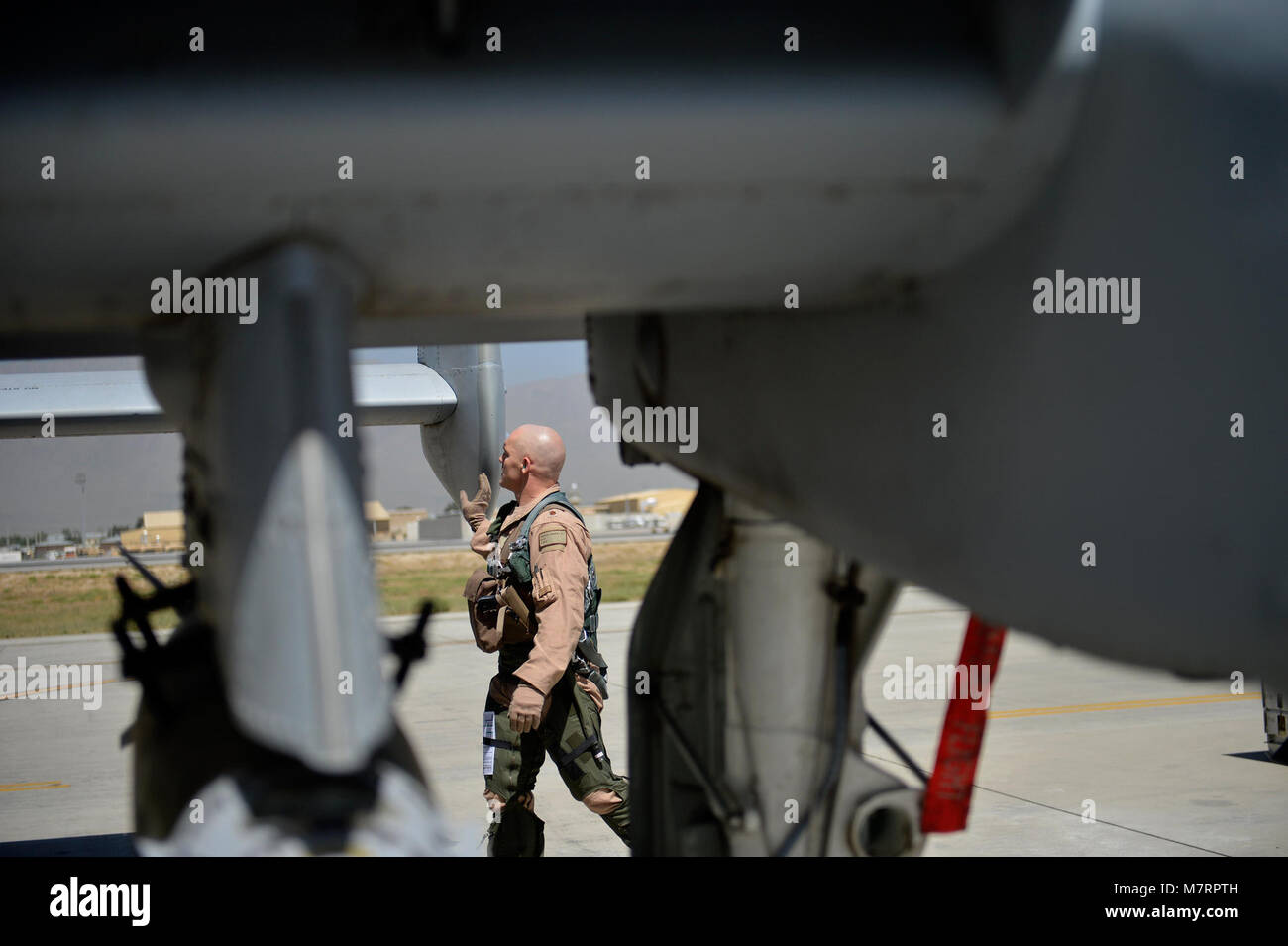 Le Major de l'US Air Force Vincent Sherer, 455 e Escadre expéditionnaire de la pilote, inspecte un A-10 Thunderbolt II avion à l'aérodrome de Bagram, en Afghanistan, le 5 août 2014. Sherer vole le A-10 pour fournir un appui aérien rapproché et de surveillance aux forces terrestres. Sherer est déployé à partir de la base aérienne Davis-Monthan Air Force Base, Arizona) et originaire de Portland, Oregon (États-Unis Photo de l'Armée de l'air par le sergent. Evelyn Chavez/libérés) 455 e Escadre expéditionnaire aérienne aérodrome de Bagram, en Afghanistan Banque D'Images