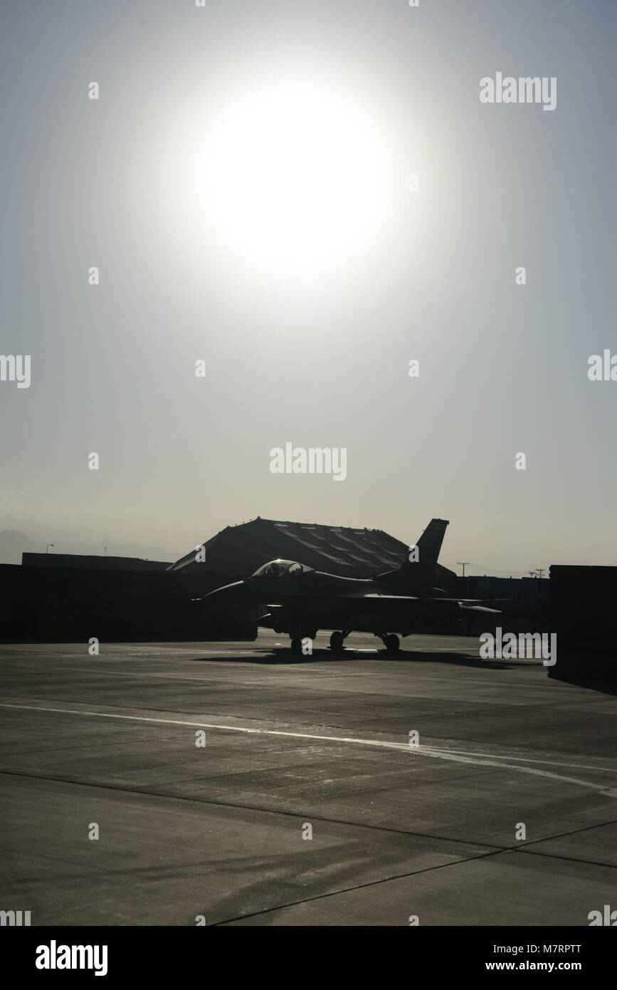 Un U.S. Air Force F-16 "Fighting Falcon" avec le 100e Escadron de chasse expéditionnaire "Red Tails" se trouve à l'aérodrome de Bagram (Afghanistan) le 7 août 2014. Le lancement de l'EFS 100 autour de l'horloge dans le cadre de l'opération Enduring Freedom. L'unité est déployée à partir de la 187e Escadre de chasse à Montgomery, en Alabama (États-Unis Photo de l'Armée de l'air par le sergent. Evelyn Chavez/libérés) 455 e Escadre expéditionnaire aérienne aérodrome de Bagram, en Afghanistan Banque D'Images