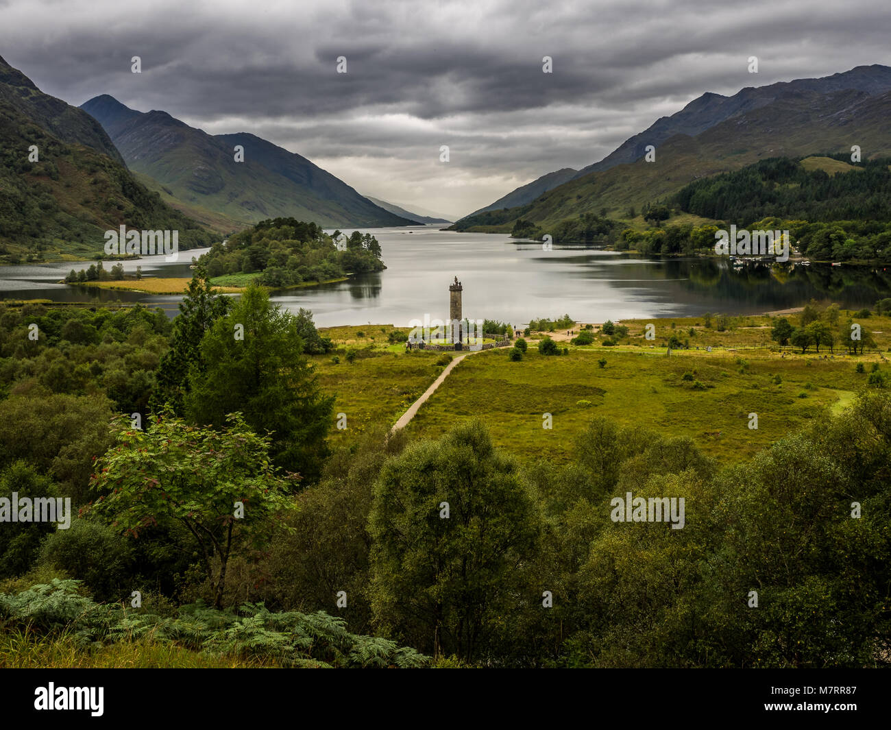 En 1745, la révolte Jacobite a commencé ici lorsque le prince Charles Édouard Stuart a soulevé sa norme sur les rives du Loch Shiel Banque D'Images