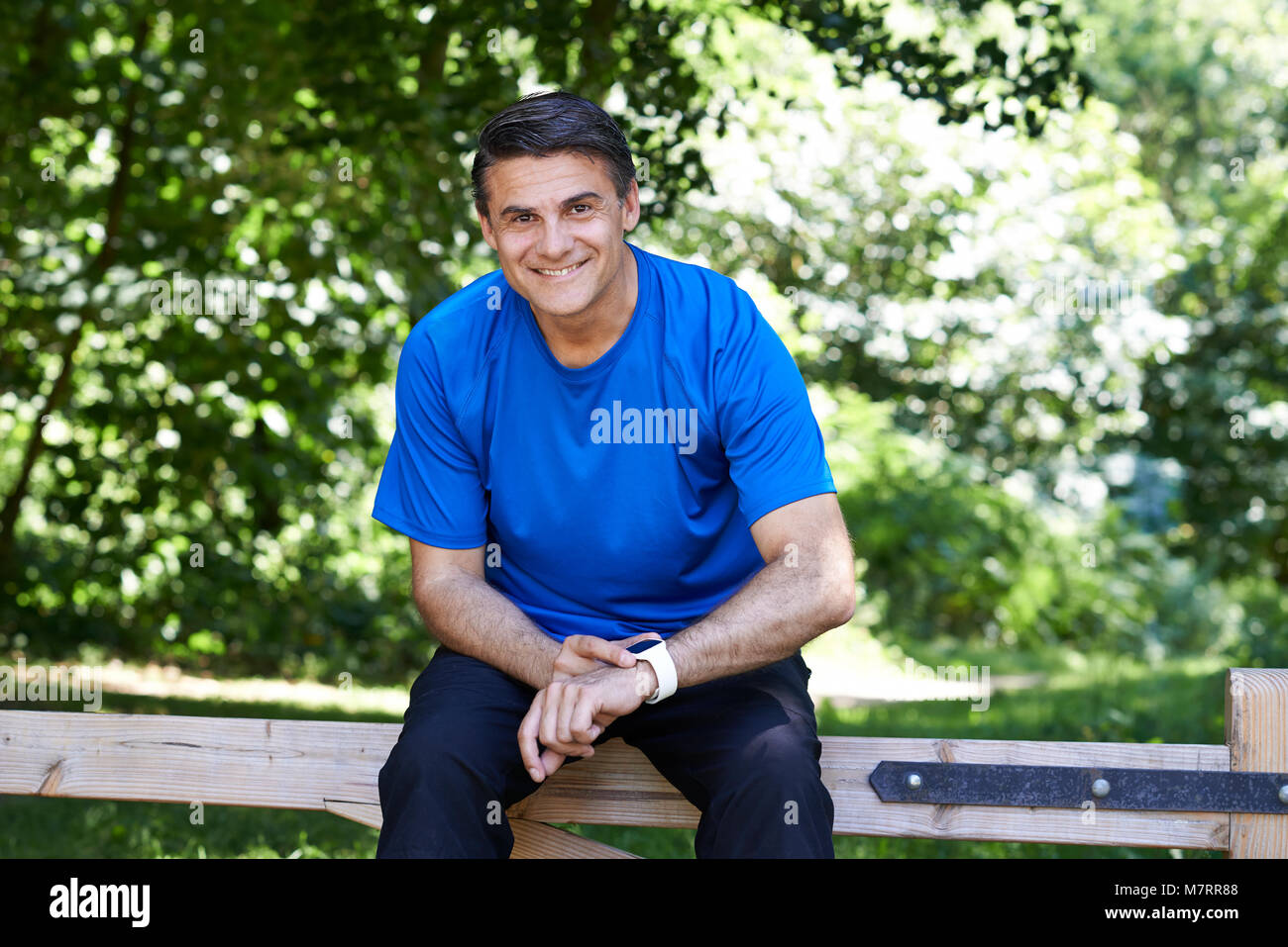 Portrait Of Man Suivi de l'activité pendant l'entraînement en campagne Banque D'Images