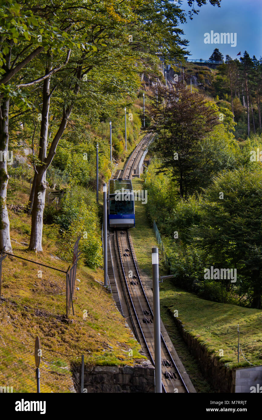 Le funiculaire pour le négliger sur Floyen mountain à Bergen, Norvège monte à travers les arbres verts luxuriants Banque D'Images