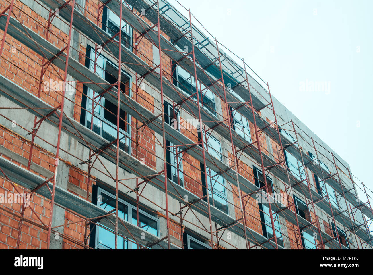 Site de construction d'immeubles d'appartements avec l'échafaudage industriel Banque D'Images