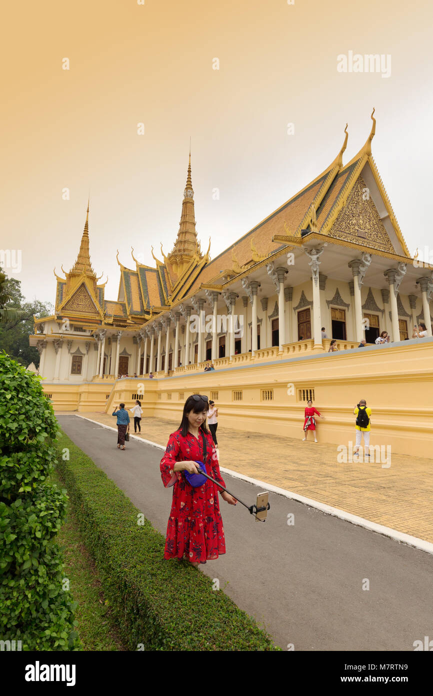 Prendre un touriste au Palais Royal selfies, Phnom Penh, Cambodge, Asie Banque D'Images