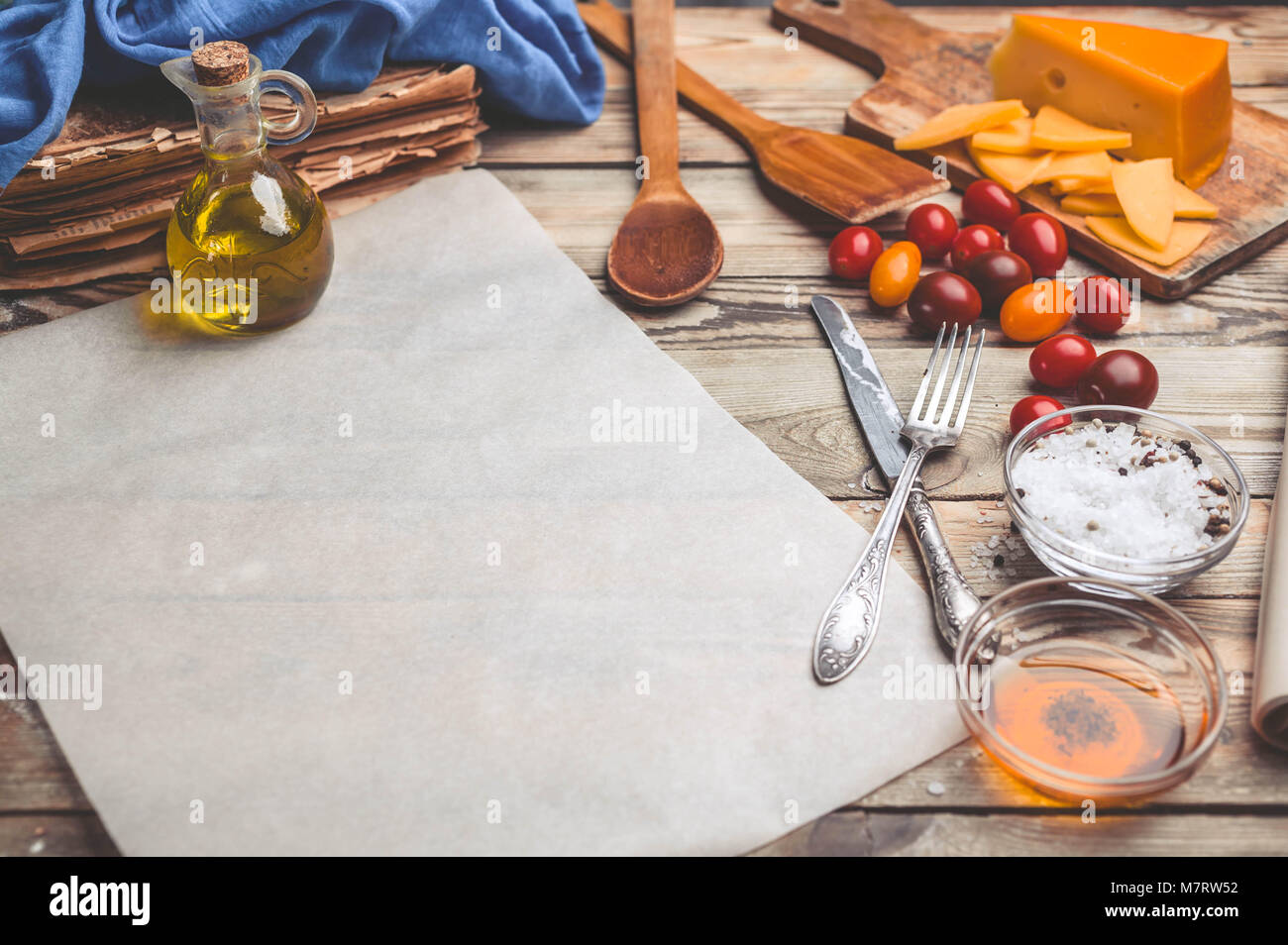 Composition des aliments avec l'exemplaire de l'espace sur un fond de bois. Une cuisine traditionnelle méditerranéenne. Banque D'Images