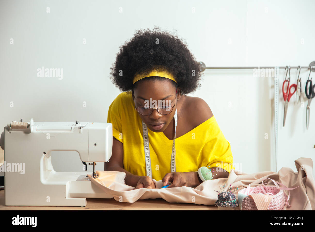 Femme africaine tissu couture avec aiguille de couturière de travail Photo  Stock - Alamy