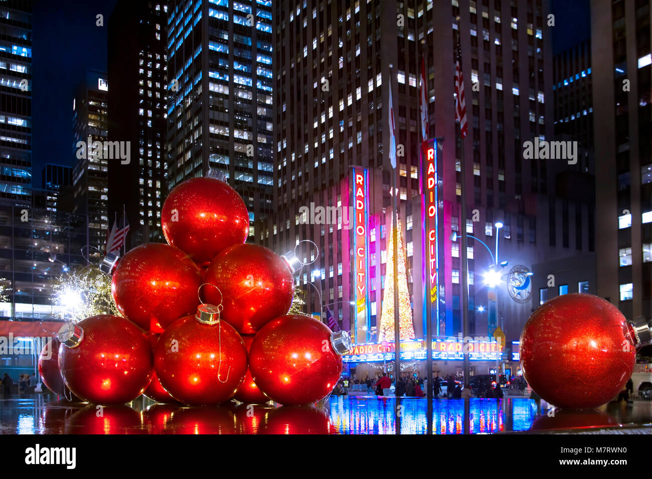 La belle maison de vacances affiche à Rockefeller Center en Décembre. Noël à New York est une expérience magique. Banque D'Images