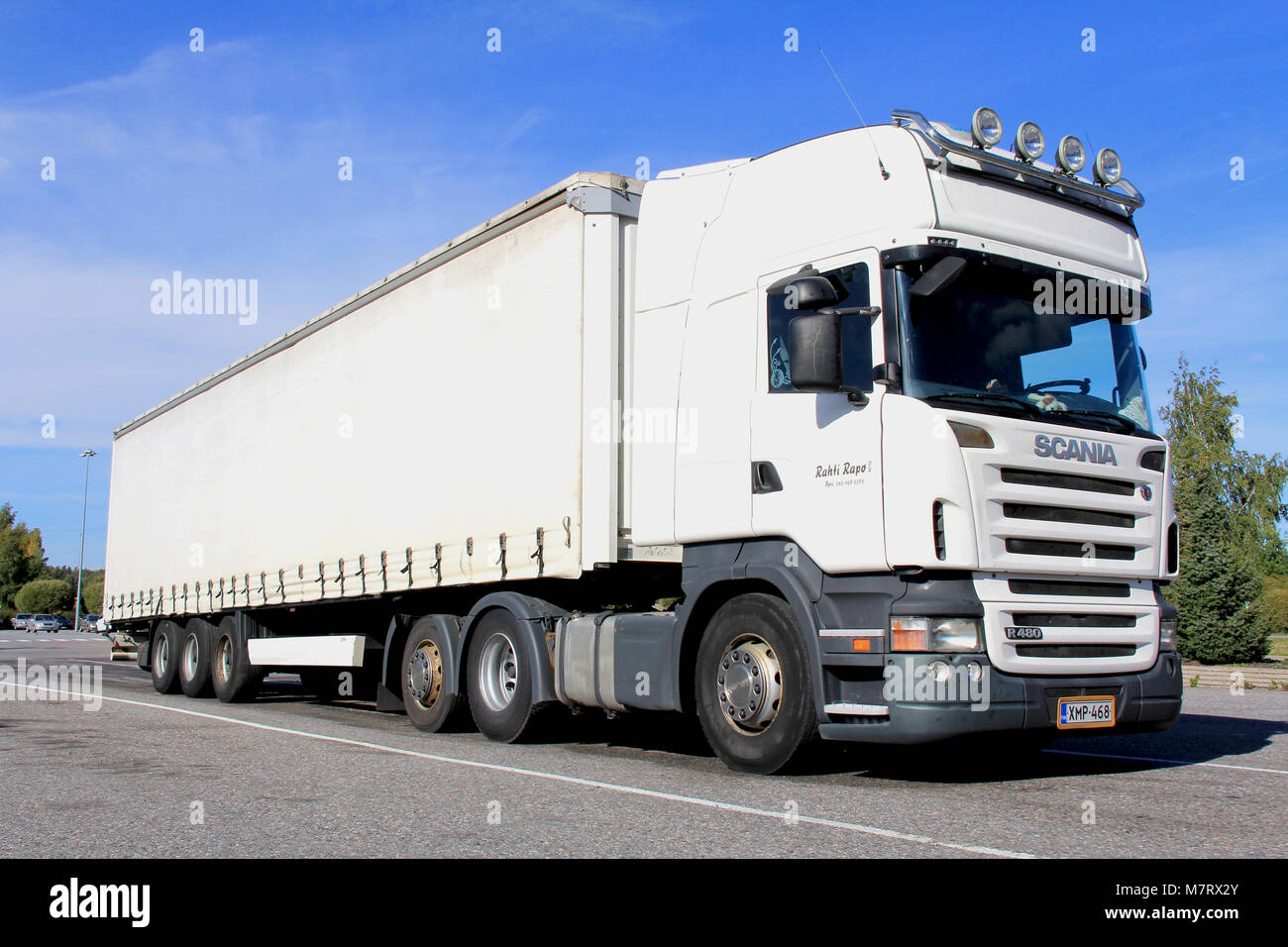 TURKU, FINLANDE - le 19 octobre : Blanc Scania R480 camion remorque le 9 septembre 2013 à Turku, Finlande. Scania aide au freinage d'urgence avancée Banque D'Images
