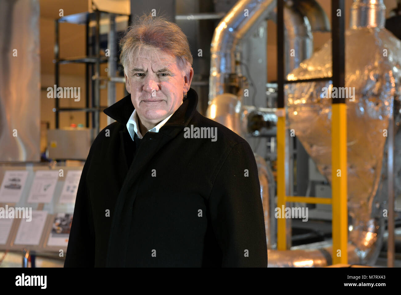 Michael Burns et son équipe, Medipower, Newhaven, UK, avec incinérateur conçu pour brûler les déchets médicaux, y compris les parties du corps, pour produire de l'électricité. Banque D'Images