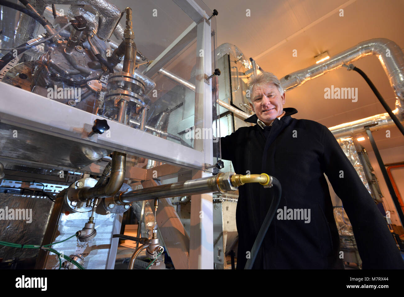 Michael Burns et son équipe, Medipower, Newhaven, UK, avec incinérateur conçu pour brûler les déchets médicaux, y compris les parties du corps, pour produire de l'électricité. Banque D'Images