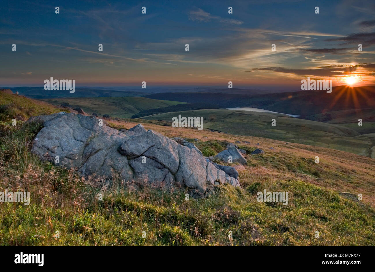 Formation de roche géant au coucher du soleil, Kinder Scout, Derbyshire Peak District, Angleterre Banque D'Images