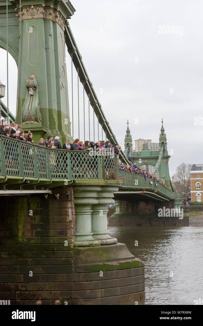 Londres, 10 mars 2018 : les spectateurs sur Hammersmith Bridge en attendant de voir la tête de la femme de la rivière Race 2018 WEHORR sur la Tamise, Londres, Angleterre Banque D'Images