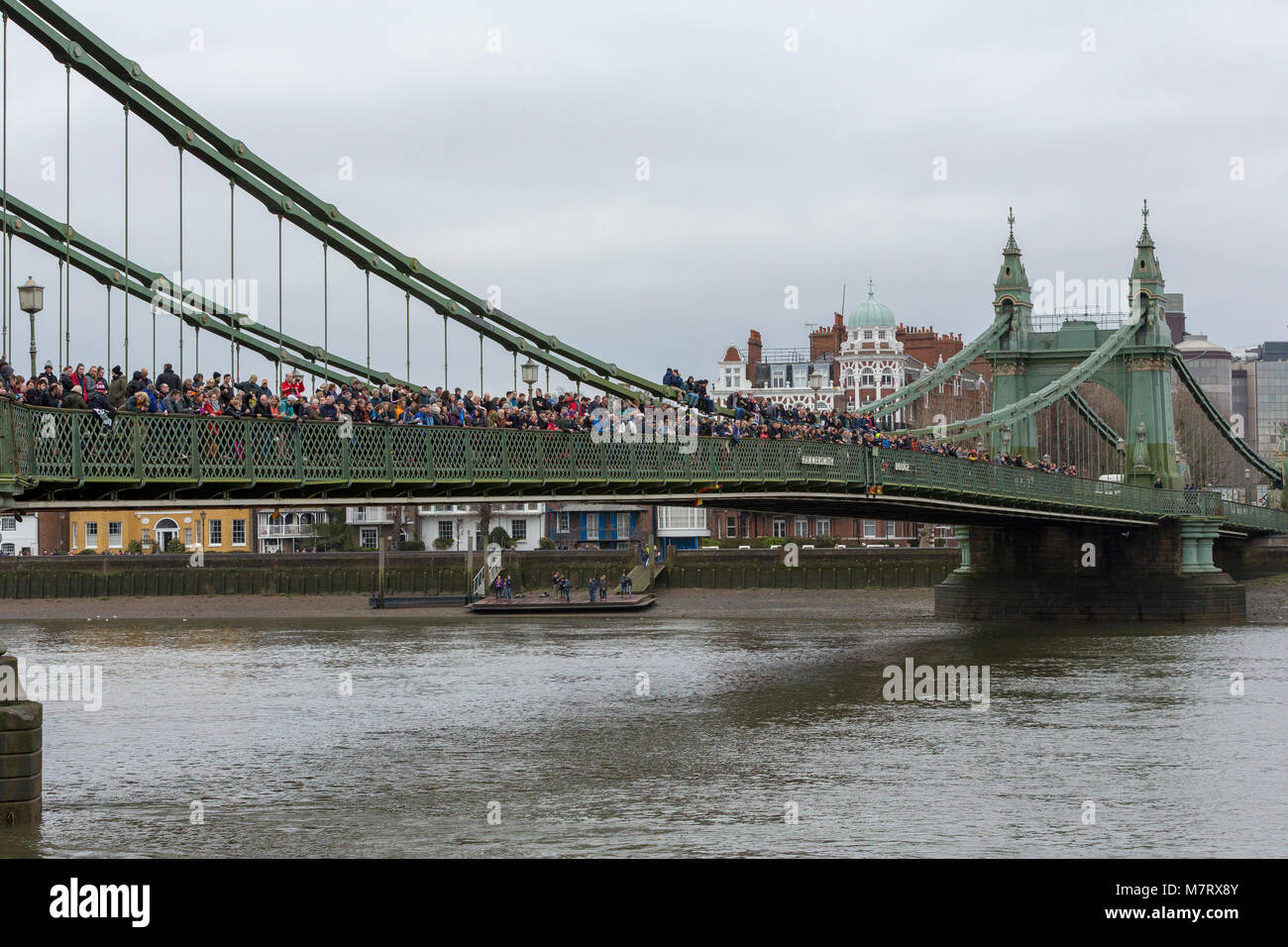 Londres, 10 mars 2018 : les spectateurs sur Hammersmith Bridge en attendant de voir la tête de la femme de la rivière Race 2018 WEHORR sur la Tamise, Londres, Angleterre Banque D'Images