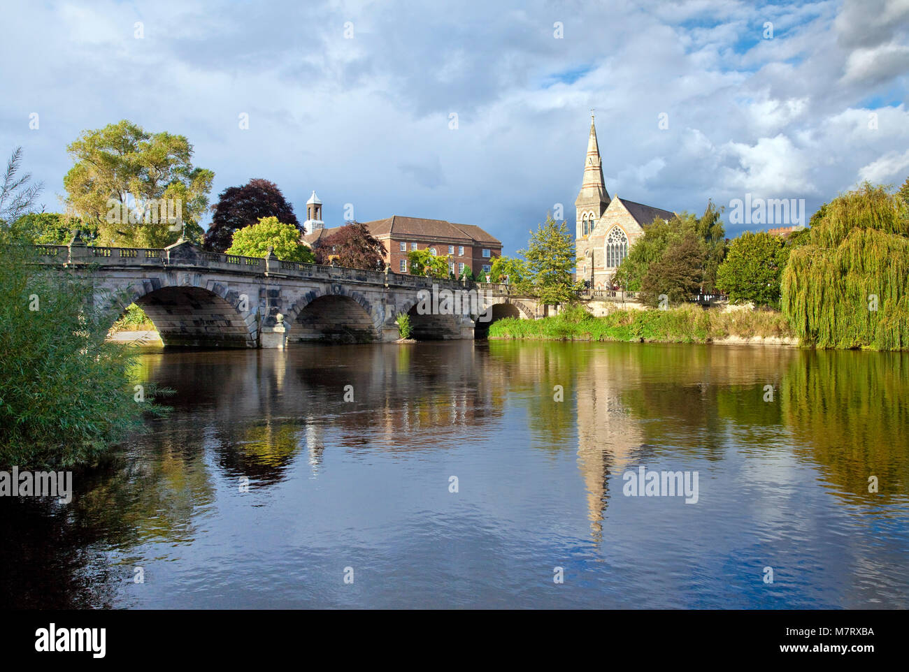 Rivière Severn par English Bridge et United Reform Church Shrewsbury Shropshire Banque D'Images
