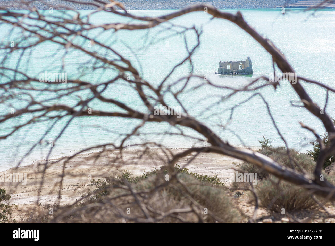 L'église d'amortissement dans le barrage de Bramiana de Ierapetra, Crete, Grèce. Banque D'Images