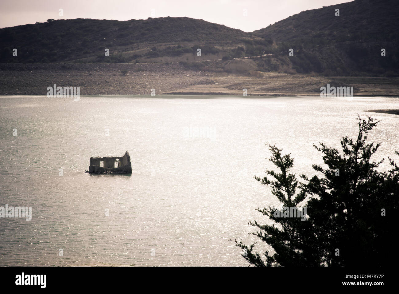 L'église d'amortissement dans le barrage de Bramiana de Ierapetra, Crete, Grèce. Banque D'Images