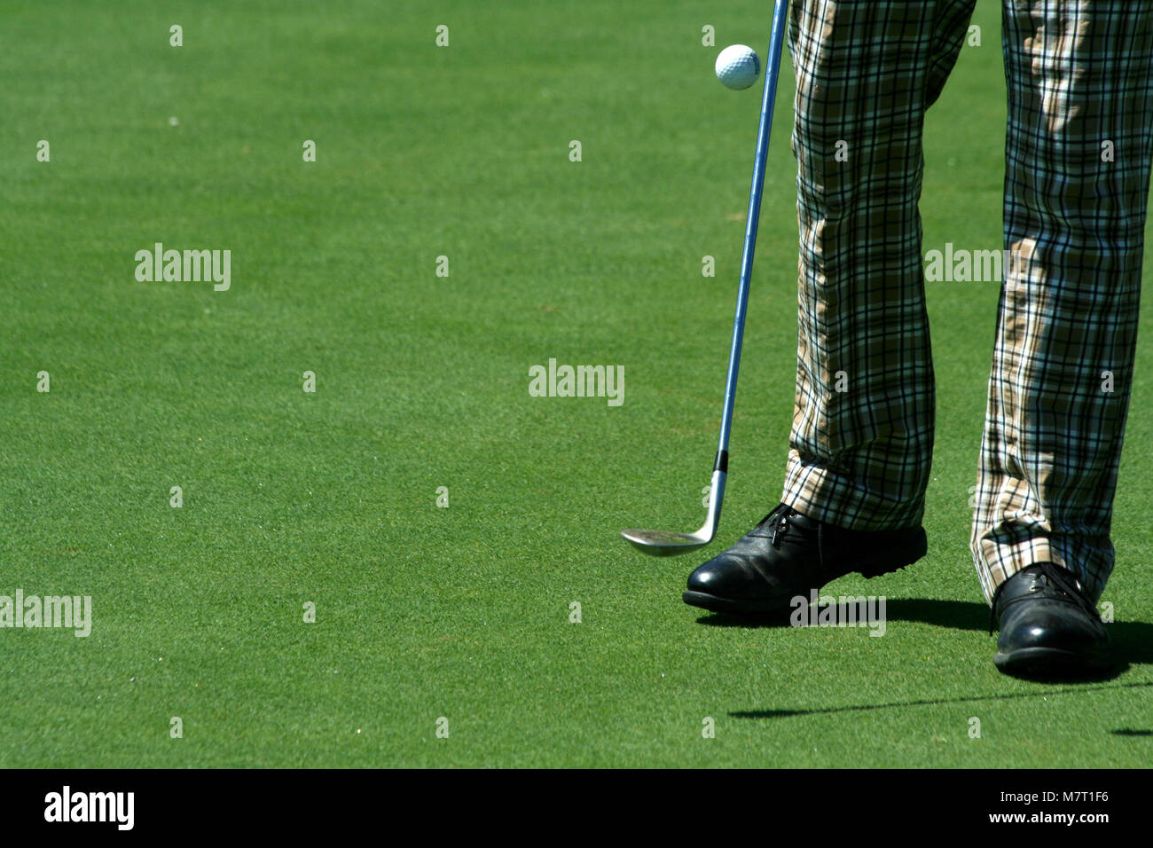 Un golfeur jongler avec une balle de golf avec pantalon rétro Photo Stock -  Alamy