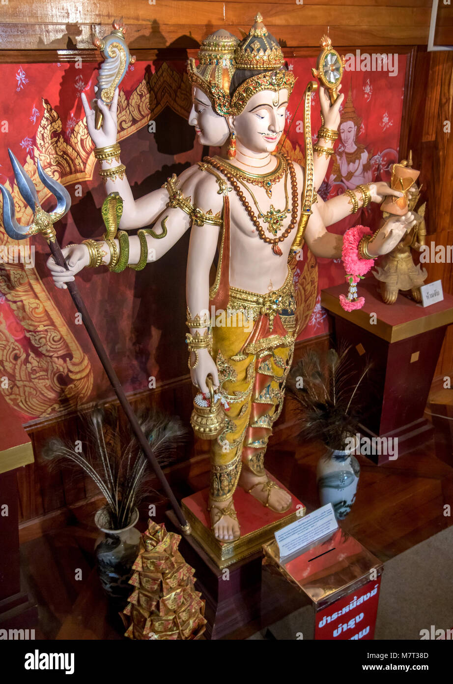 SAMUT PRAKAN. Thaïlande, 05 juin 2017, dieu hindou Shiva sculpture en monastère, en Thaïlande. Statue du dieu Shiva à l'intérieur de temple hindou. Banque D'Images