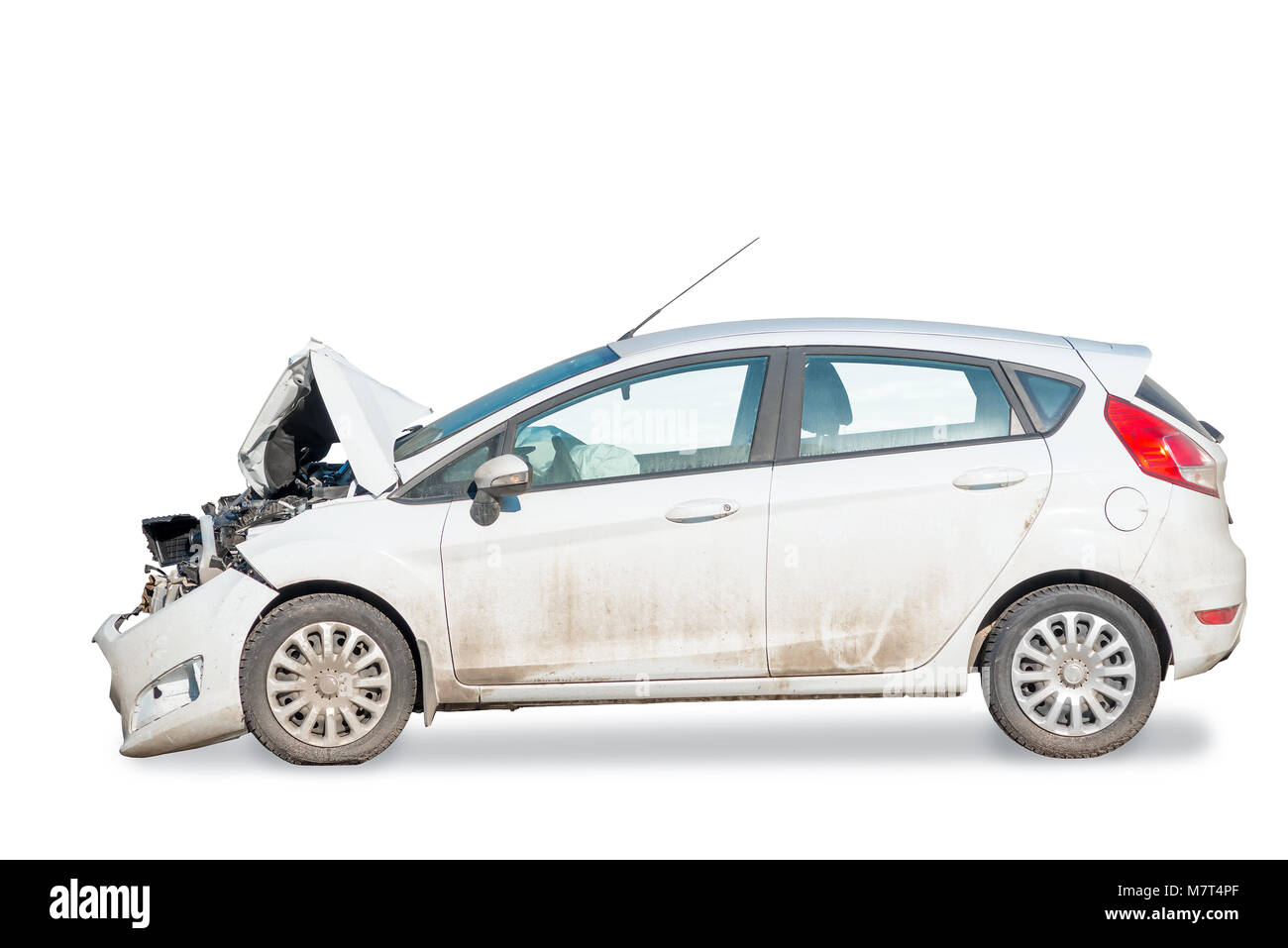 Vue latérale d'une voiture cassée après un accident est isolé sur fond blanc Banque D'Images