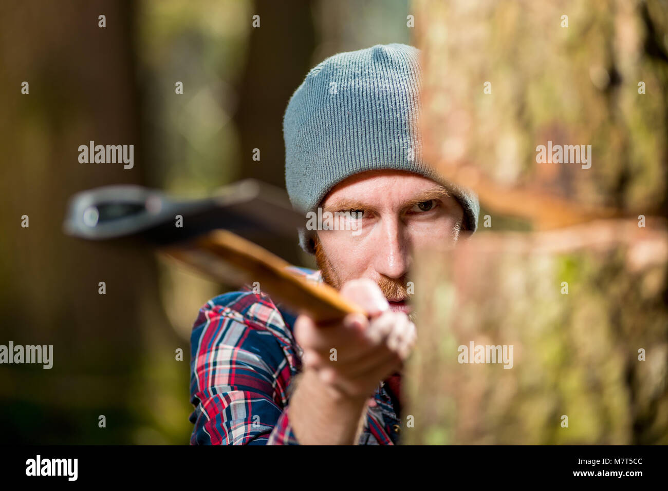 Hipster scieur de couper du bois, l'accent sur les yeux Banque D'Images