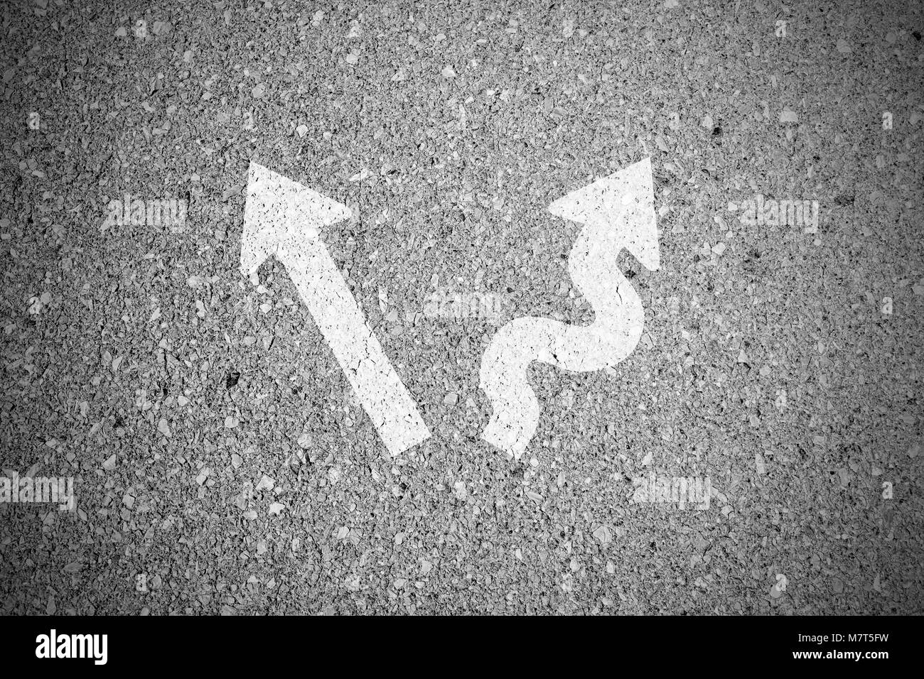 Direction blanc signe sur la rue au carrefour. Manière facile ou dure. Banque D'Images