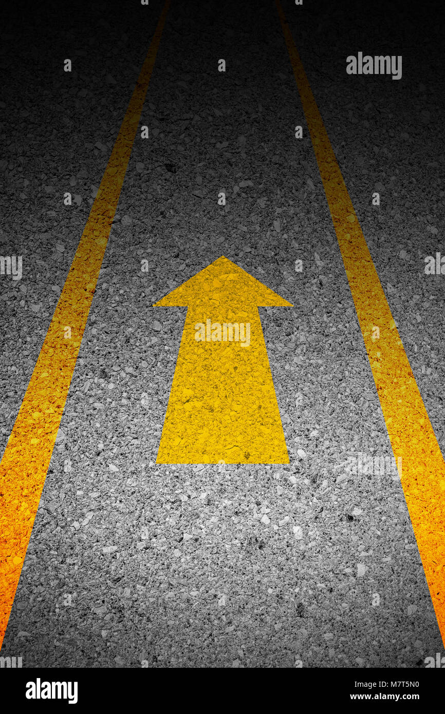 Road et continuer tout droit direction de l'obscurité représentant avenir inconnu, mystère, mythe. Banque D'Images