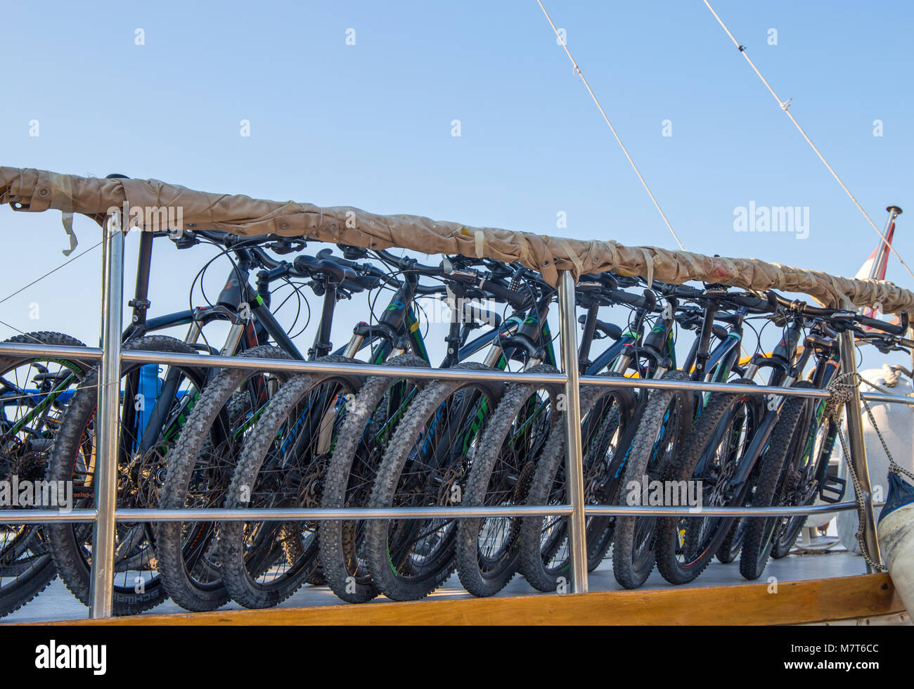 Des vélos de montagne groupe stationné sur un bateau Banque D'Images