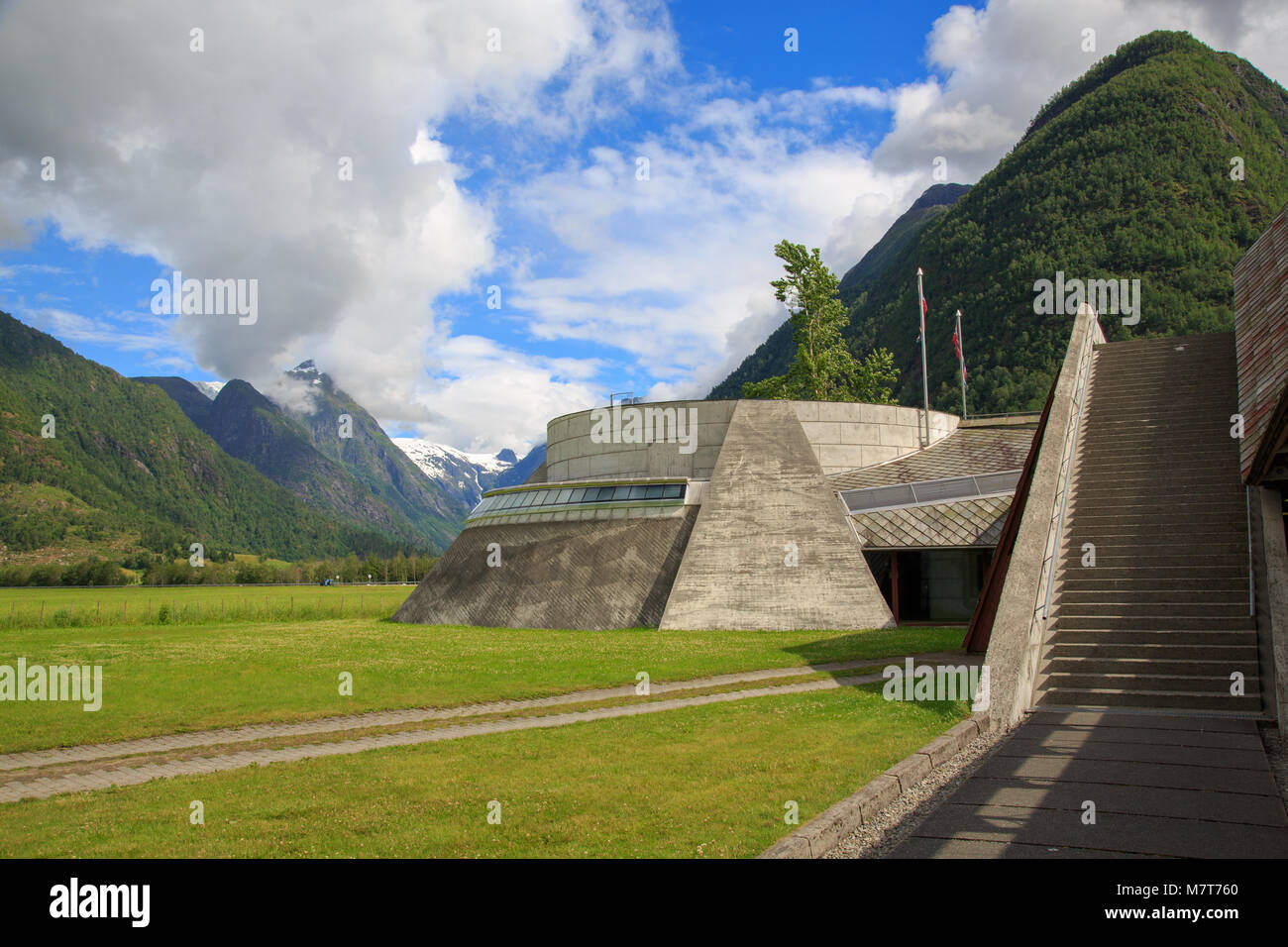 Le Glacier norvégien Museum à Fjaerland, Norvège - conçu par l'architecte norvégien Sverre Fehn en 2002 entouré par de majestueuses montagnes Banque D'Images