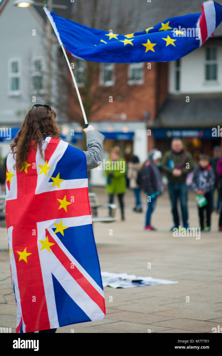 Les artistes de rue au Brexit manifestation avec drapeaux Europe et Royaume-Uni Banque D'Images