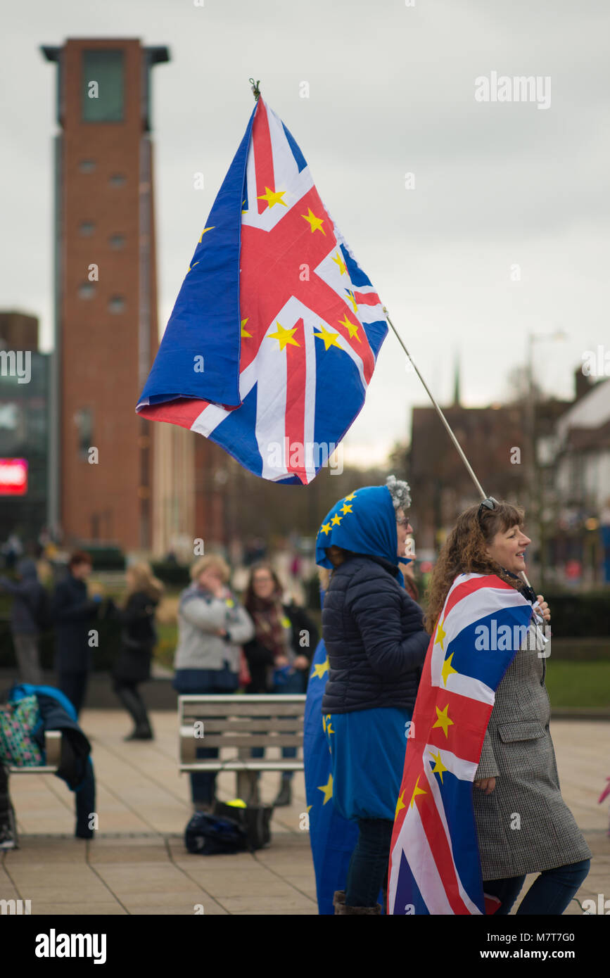 Les artistes de rue au Brexit manifestation avec drapeaux Europe et Royaume-Uni Banque D'Images