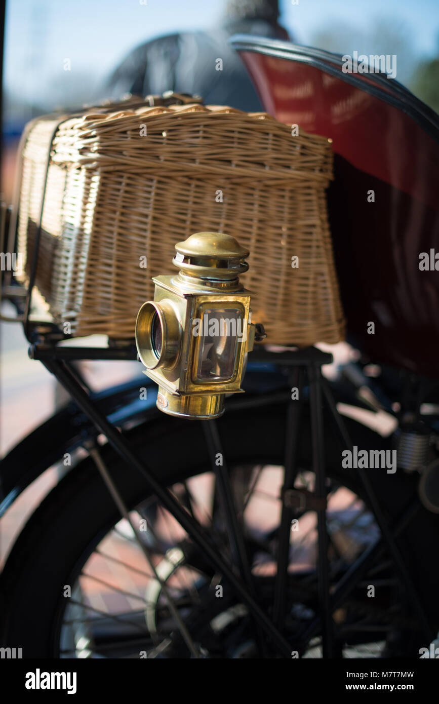 Brass lantern sur véhicule ancien avec panier et volant en arrière-plan Banque D'Images