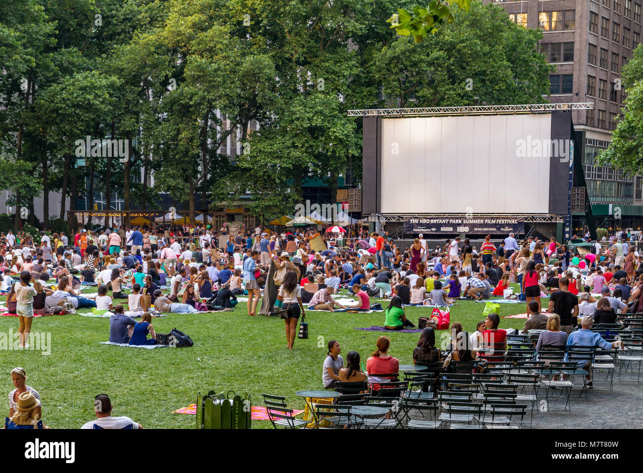 Personnes sur la pelouse à Bryant Park pour le Bryant Park film Festival en plein air , un événement de projection de film en plein air à Manhattan, New York Banque D'Images