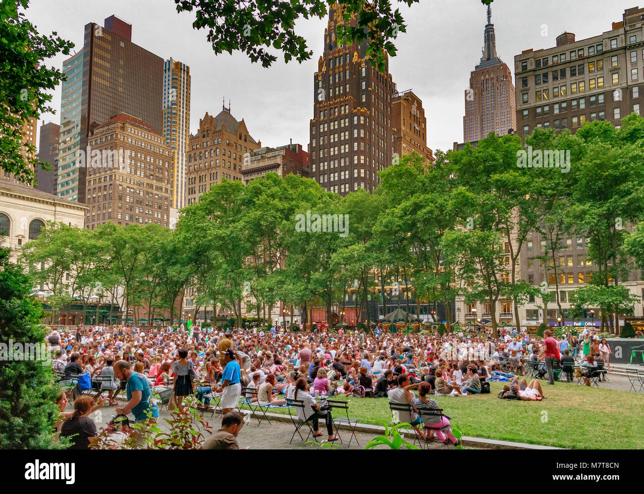 Des foules se sont rassemblées sur la pelouse de Bryant Park, Manhattan, pour le Bryant Park film Festival, un événement de projection de film en plein air à New York Banque D'Images