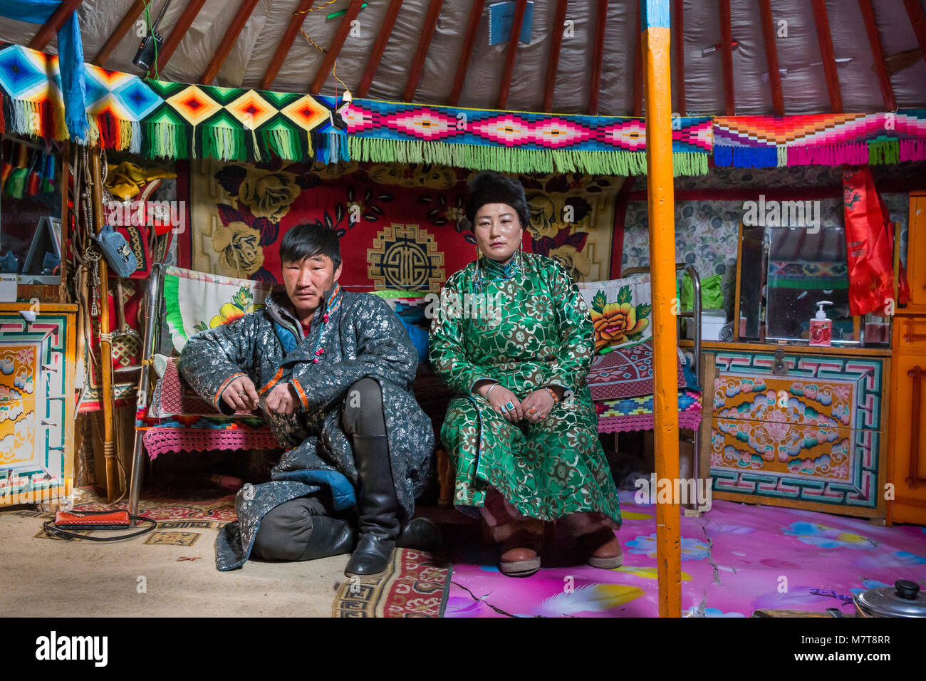 Hatgal, la Mongolie, le 2 mars 2018 : mongolian couple dans la cuisine de leur famille ger (yourte) Banque D'Images