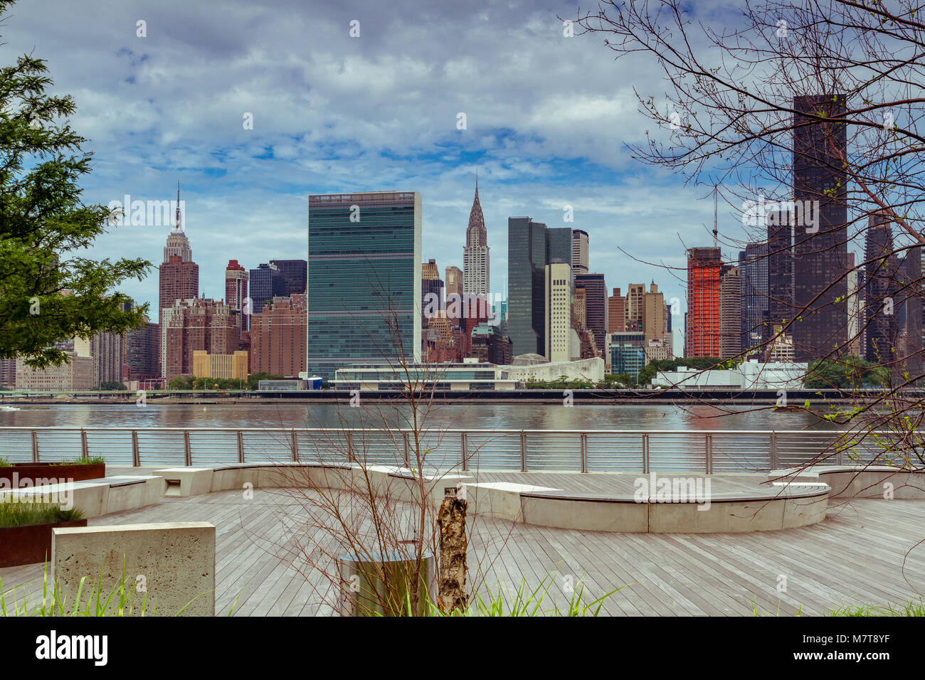 Midtown Manhattan et le bâtiment des Nations Unies vu de l'autre côté de la rivière East au parc national de Gantry Plaza à long Island City, Queens, New York Banque D'Images