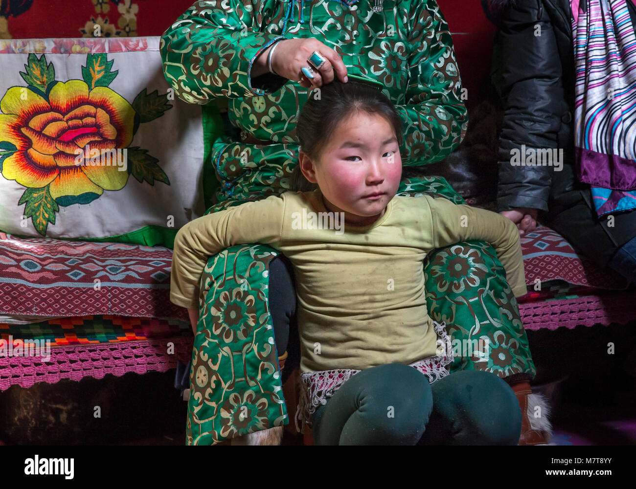 Hatgal, la Mongolie, le 2 mars 2018 : l'intérieur de sa fille mongole home ger avec sa mère se coiffant Banque D'Images